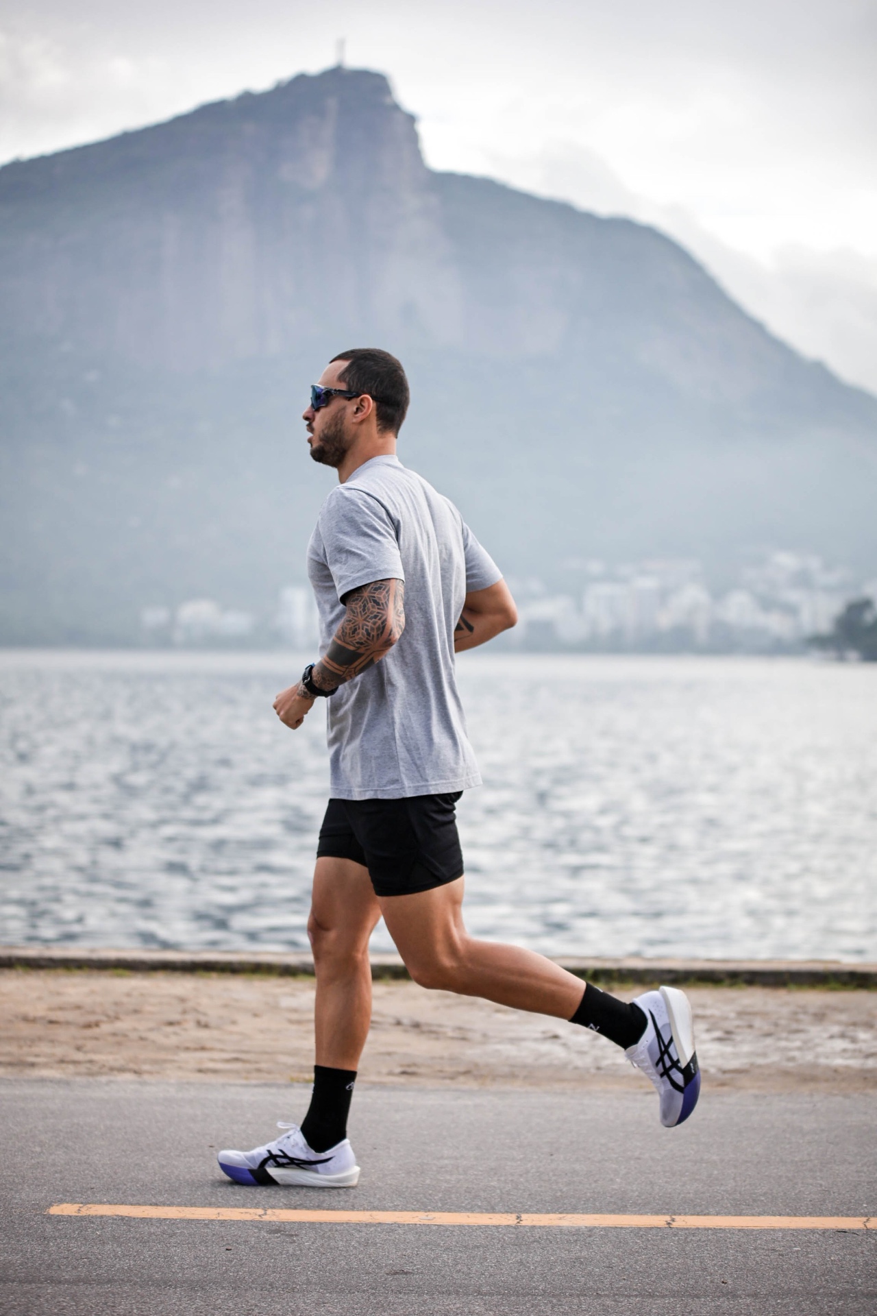Corrida de rua à beira da lagoa em ritmo constante