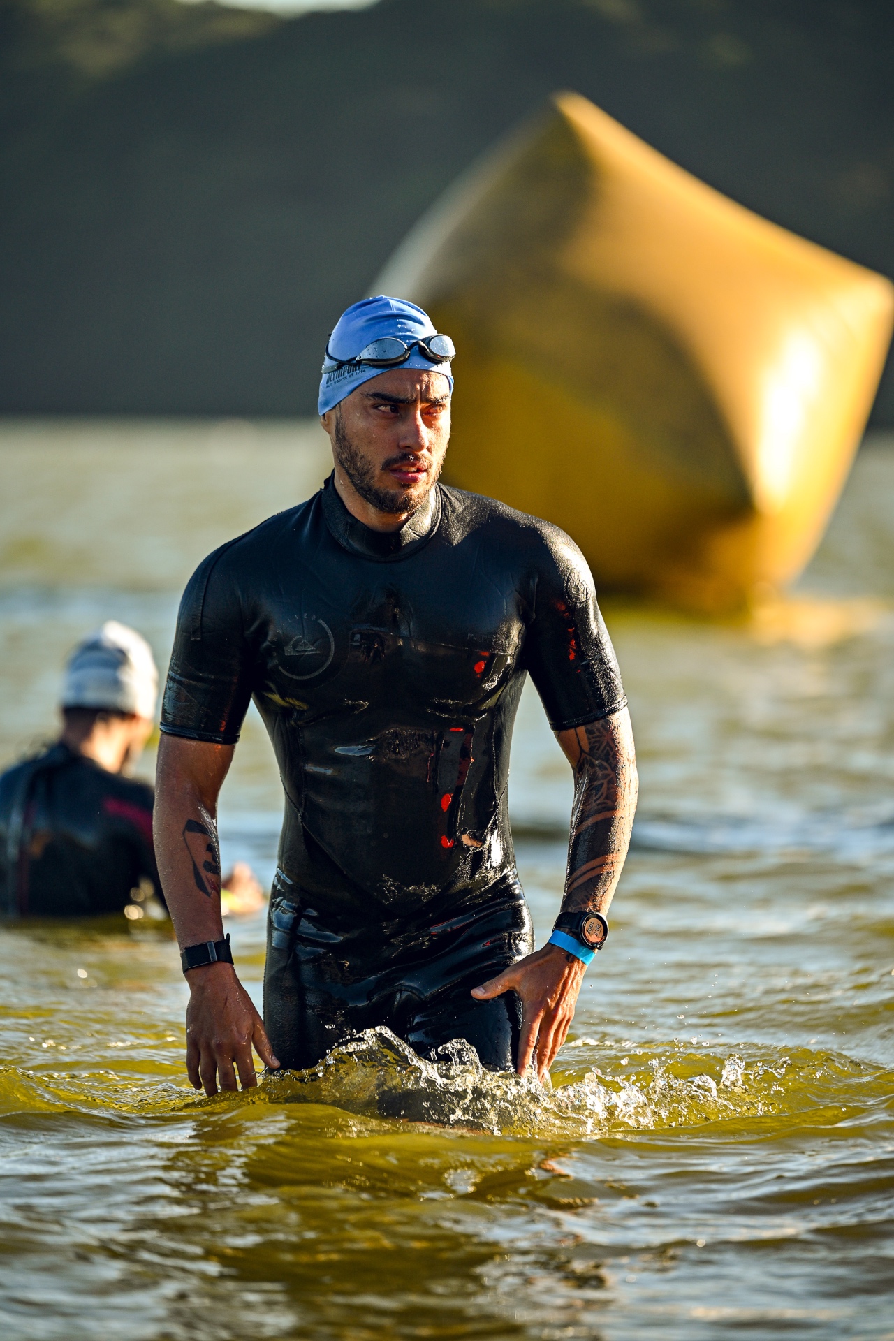Atleta saindo da água após a etapa de natação do triathlon